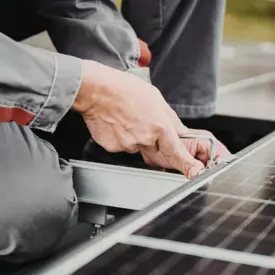 Medewerker zonnepanelen en thuisaccu's